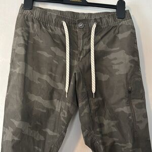 Men’s Vuori Ripstop Pant in Camo, size small, never worn